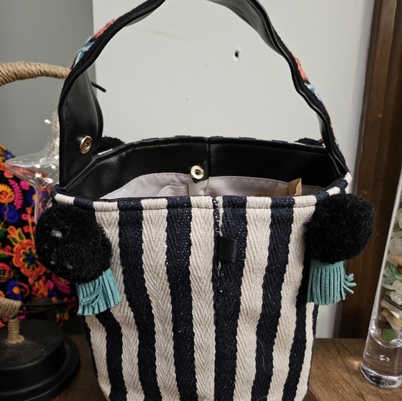 ♡ Boho♡ Unique Bucket Bag🌺 - Picture 3 of 5